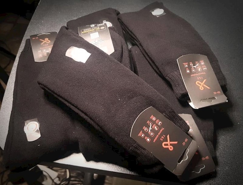 2. Ako uvijek gubite jednu čarapu, problem možete riješiti tako da uvijek kupujete iste čarape. Tako ćete bez problema složiti drugi par.