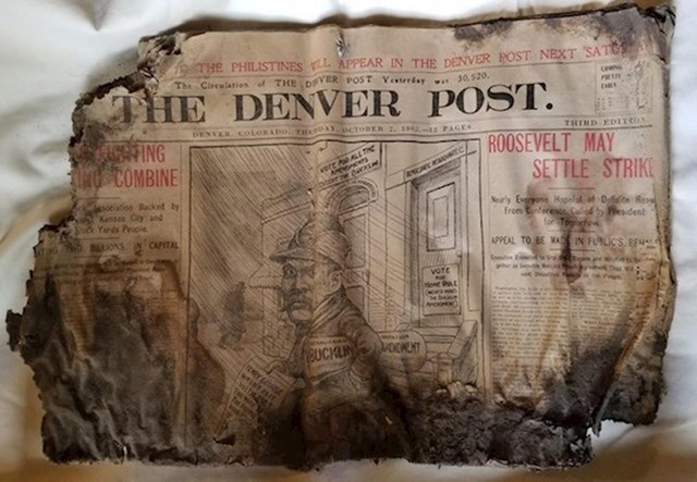 7. Pronašli smo stare, spaljene novine u našoj novoj kući. Pomalo bizarno, ali i fora.