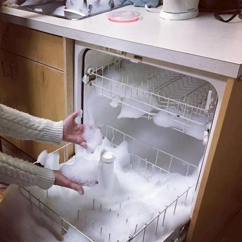 13. Zeznuo se i umjesto tableta stavio detrdžent za suđe