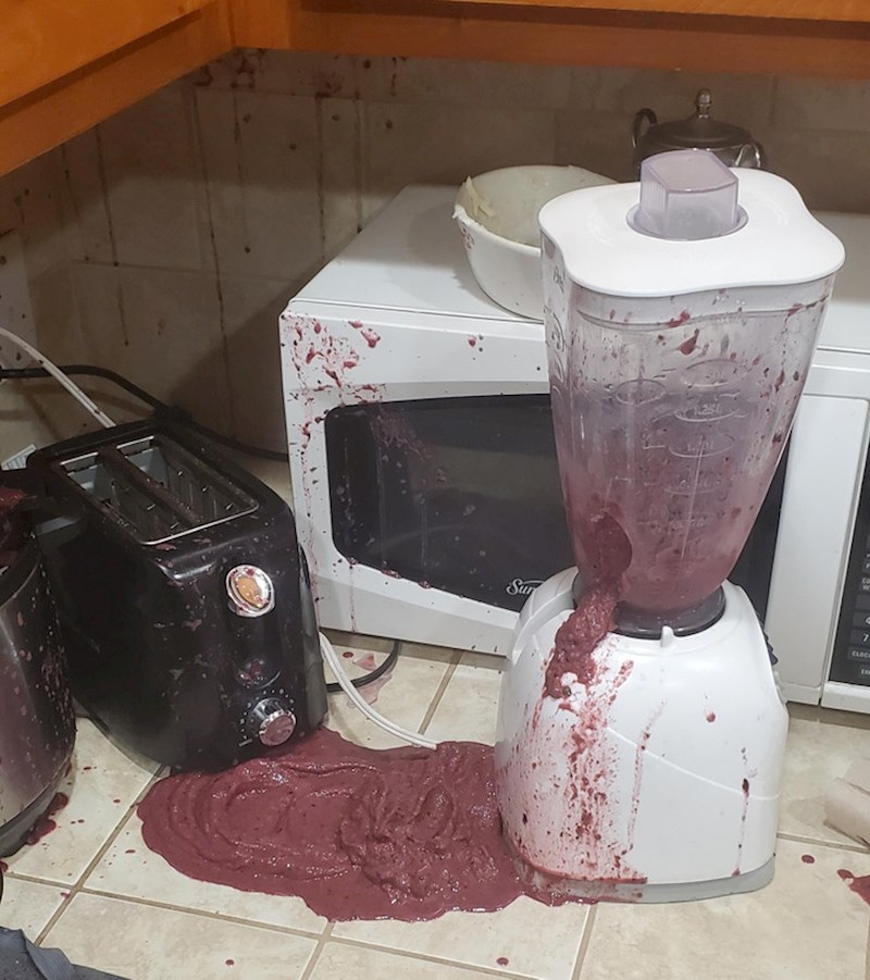 16. "Moja 14-godišnja kći odlučila je promiješati smoothie. Dok je blender bio upaljen."