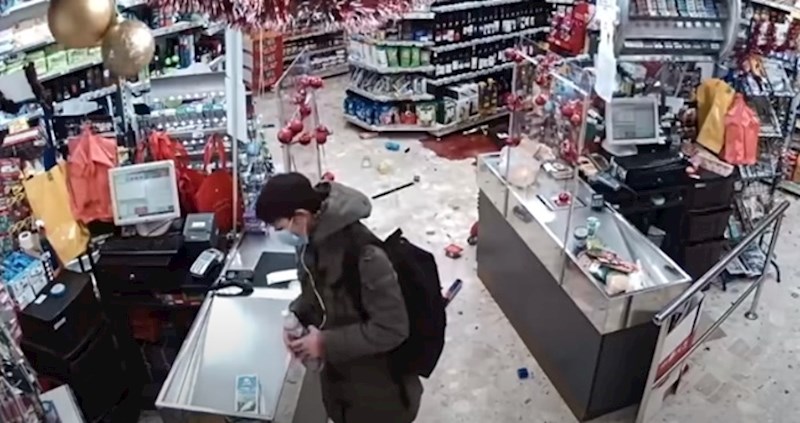 Ona se nije preplašila trešnje, vratila se na blagajnu i ostavila stvari koje nije platila.