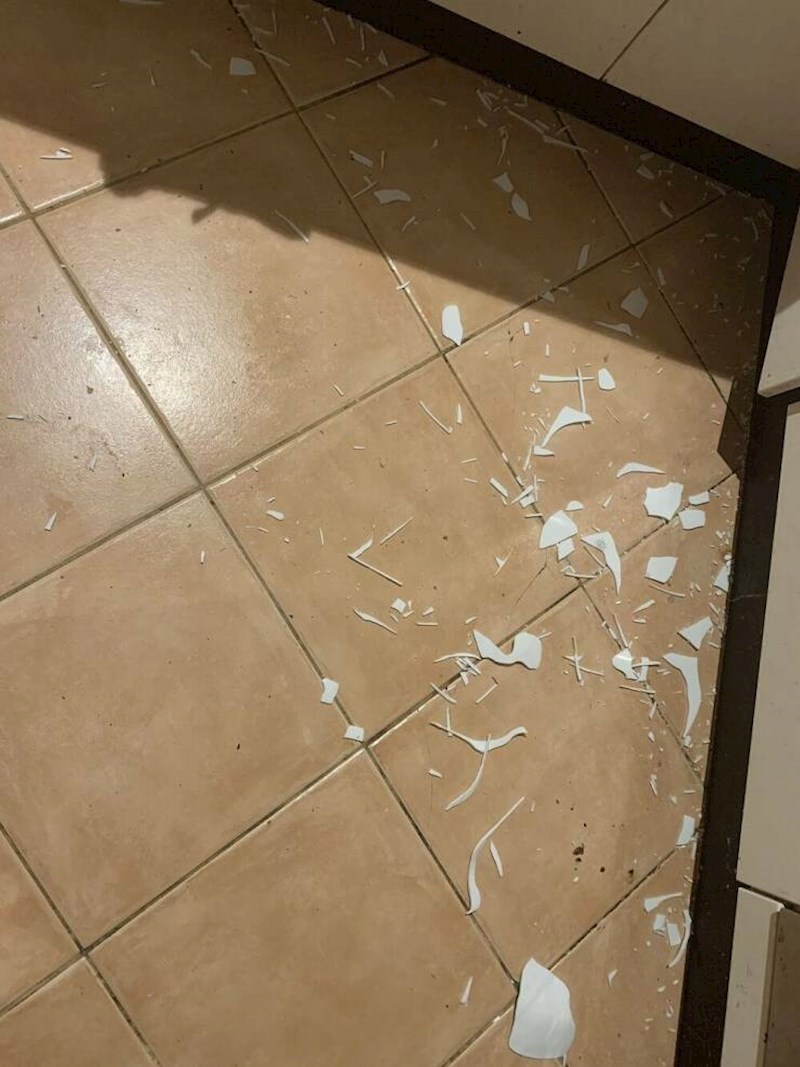 10. Razbila sam puno tanjura u svojih 40-ak godina, ali nikad nisam vidjela da se razbio u ovoliko sitnih dijelova