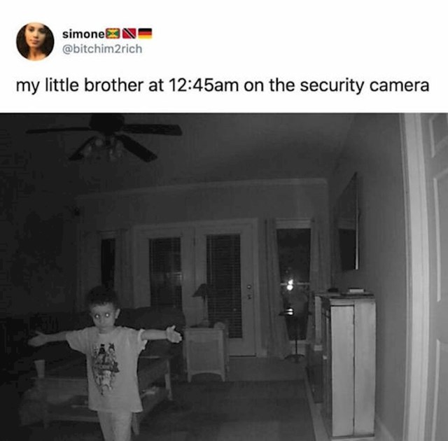 15. "Moj mlađi brat na sigurnosnoj kameri u ponoć i 45!"
