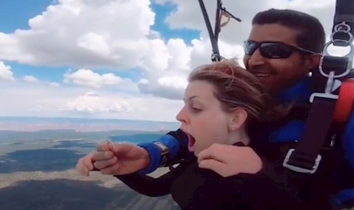 VIDEO Zaprosio je djevojku tijekom skoka padobranom i priredio joj iznenađenje života