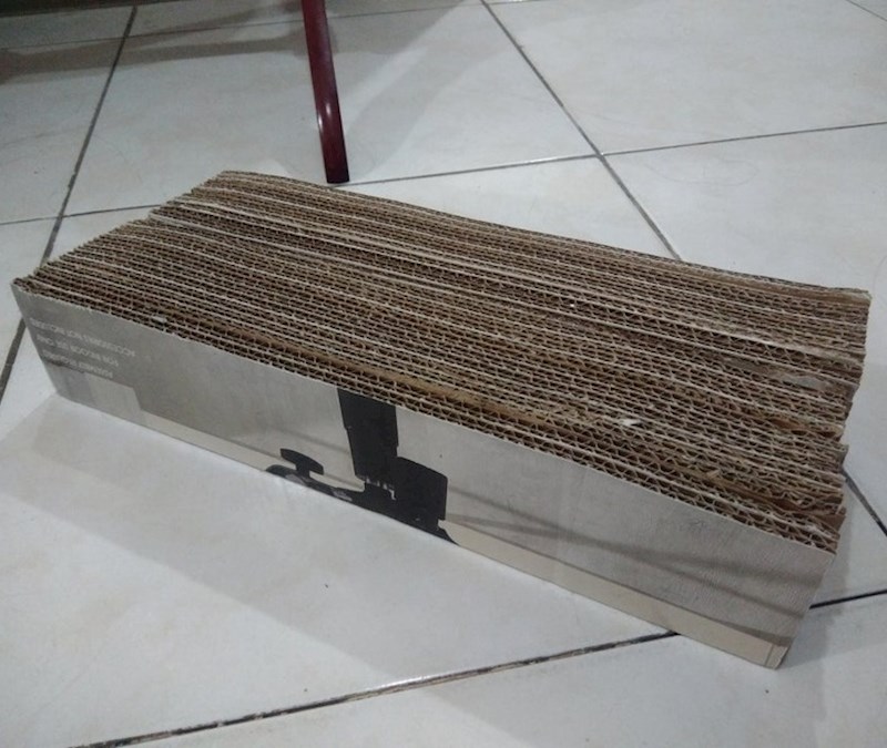 12. "Izrezao sam kutiju za uredsku stolicu i zalijepio trake, tako da ih moje mačke koriste kao dasku za grebanje."