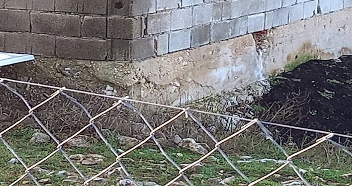 Kući u Dalmaciji nedostaje jedna cigla, jednom njezinom stanovniku to opće ne smeta