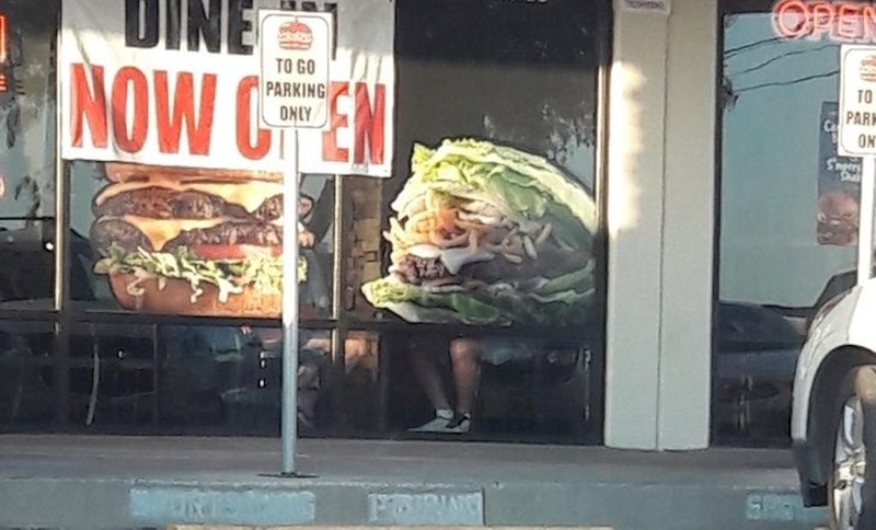 Posjetitelji restorana koji izgledaju kao golemi hamburgeri.