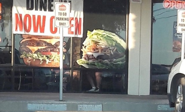 Posjetitelji restorana koji izgledaju kao golemi hamburgeri.