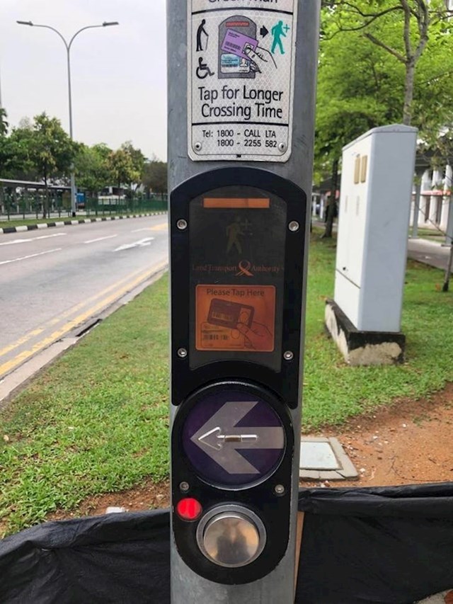 4. U Singapuru osobe s invaliditetom i stariji dobiju karticu pomoću koje mogu produžiti vrijeme zelenog svjetla za pješake
