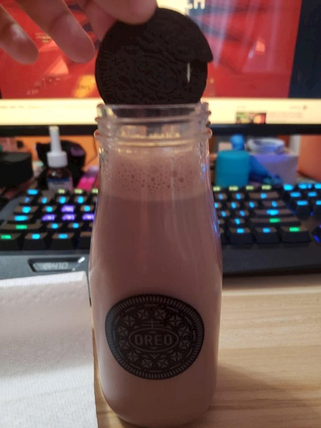 3. Oreo čaša u koju ne stane Oreo keks.