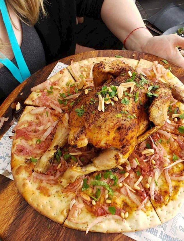 15. Moja prijateljica naručila je u jednom restoranu u Izraelu pizzu s piletinom i dobila ovo...
