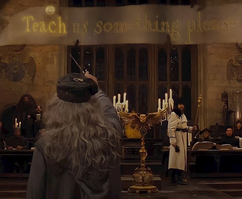 6. Učenici Hogwartsa dočekuju akademiju magije Beauxbatons i institut Durmstrang pjevajući školsku himnu.