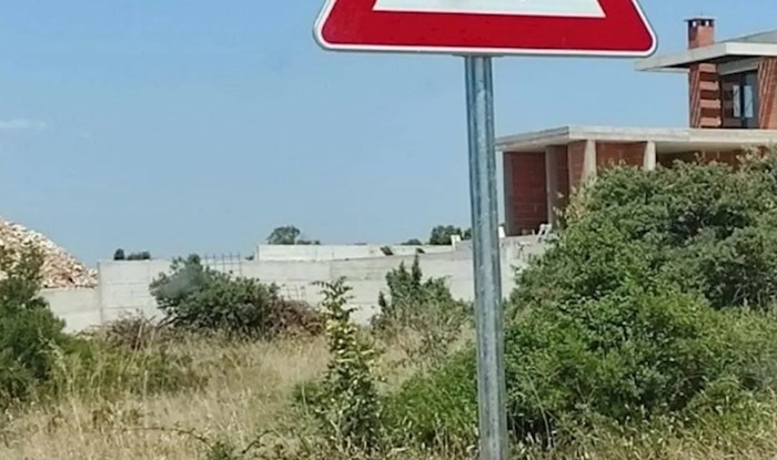 Nesvakidašnji prometni znak iz Dalmacije mnoge je ostavio u čudu, kako ovo objasniti?