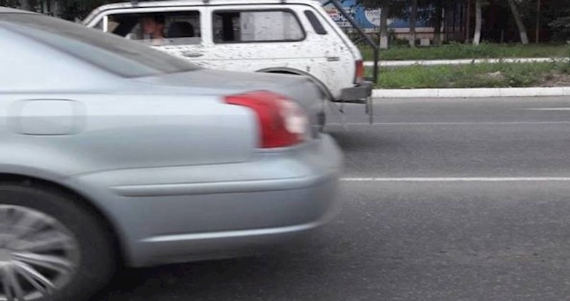 Na krovu bijelog automobila događa se nešto nevjerojatno i bizarno