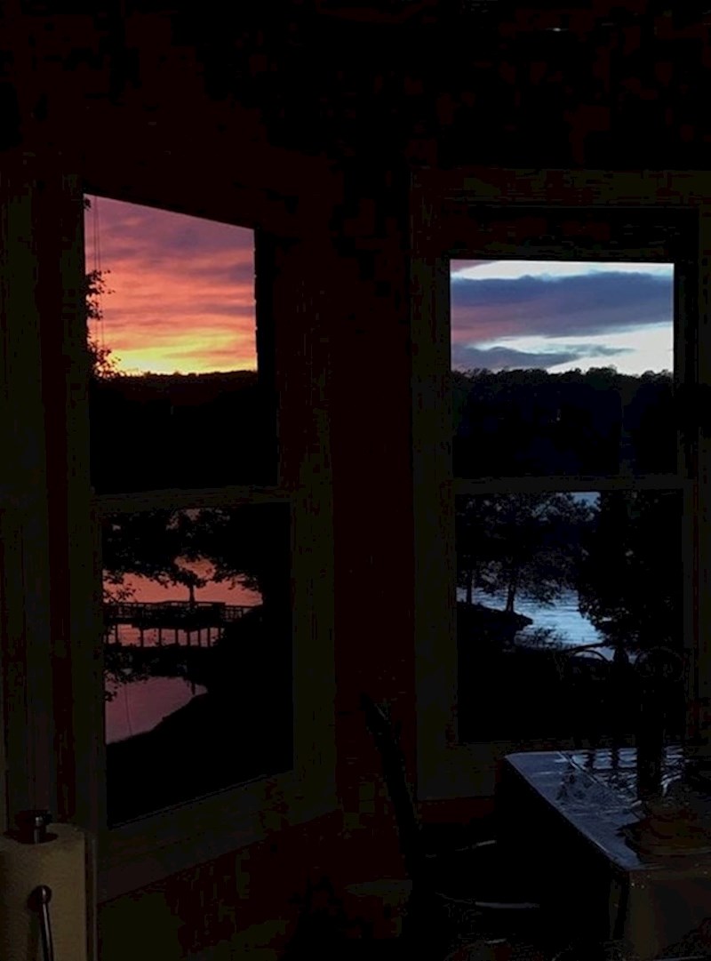 12. Zalazak sunca koji na dva različita prozora izgleda sasvim drugačije