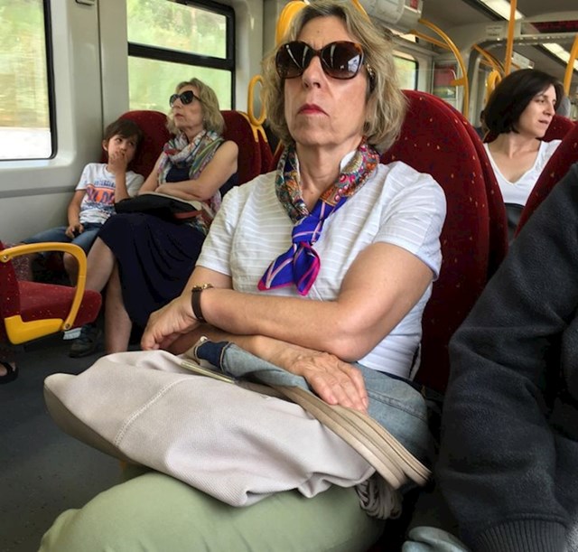 15. Dvije identične žene koje se uopće ne poznaju u istom vlaku