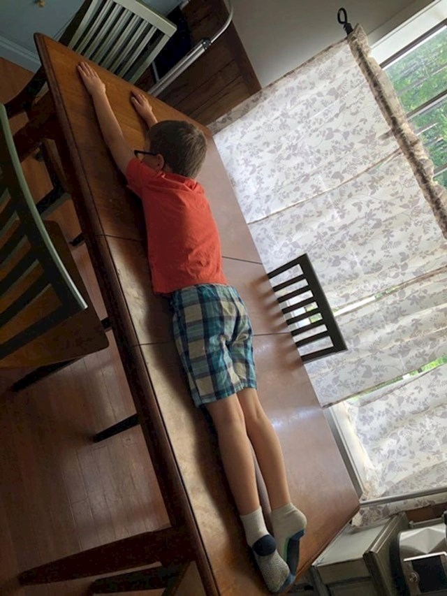 10. Zamolila je muža da izmjeri stol...