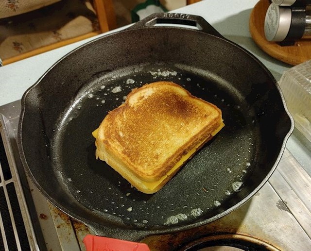 6. "Kad ti žena u 2 ujutro zaželi toast - nemaš izbora nego napraviti joj ga!"