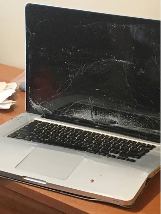 8. Tata koji uvijek nosi laptop u zaštitnoj torbici, ali se ipak dogodilo ovo