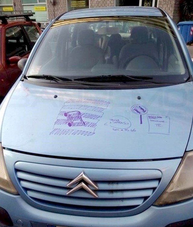4. Parkirao je na pješačkom, netko mu je nacrtao zašto se to ne smije.
