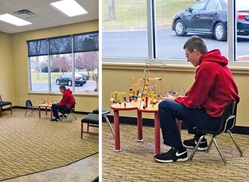 8. Cura i on bili su u banci. Njemu je odjednom postalo dosadno...