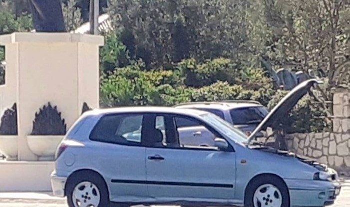Dalmatinac je spojio ugodno s korisnim i nasmijao tisuće originalnim načinom popravljanja automobila