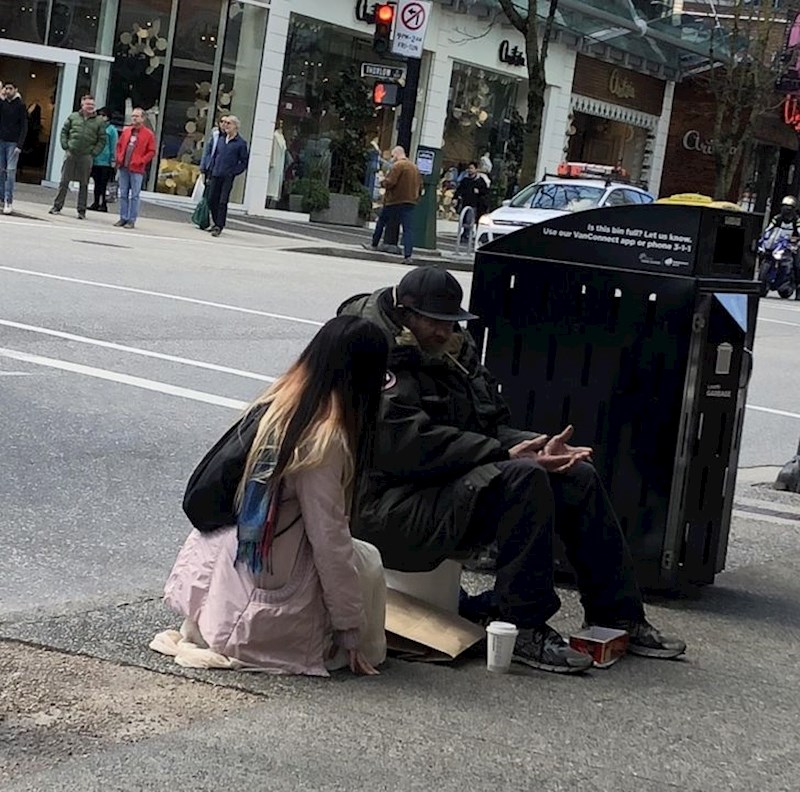 14. Djevojka je sjela pokraj beskućnika i odlučila poslušati njegovu priču