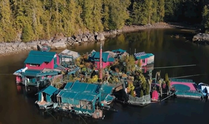 VIDEO Par već 27 godina živi na samoodrživom plutajućem eko-domaćinstvu