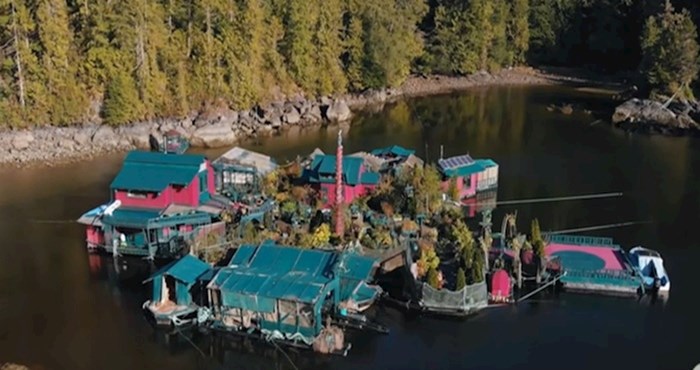 VIDEO Par već 27 godina živi na samoodrživom plutajućem eko-domaćinstvu