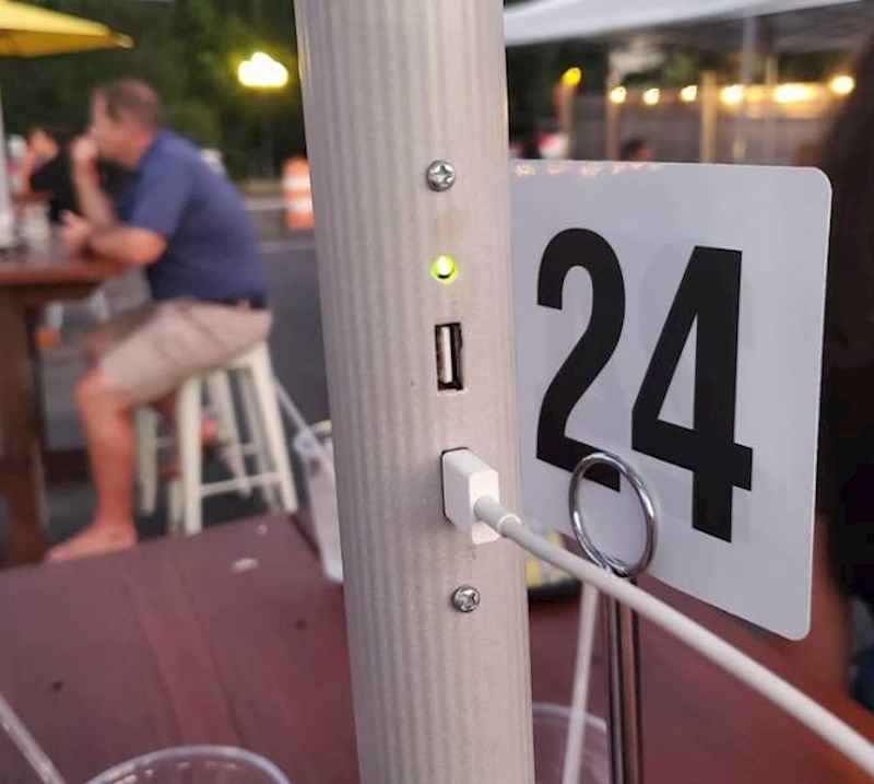 7. Na suncobranima u ovom kafiću se nalaze solarni punjači za mobitel