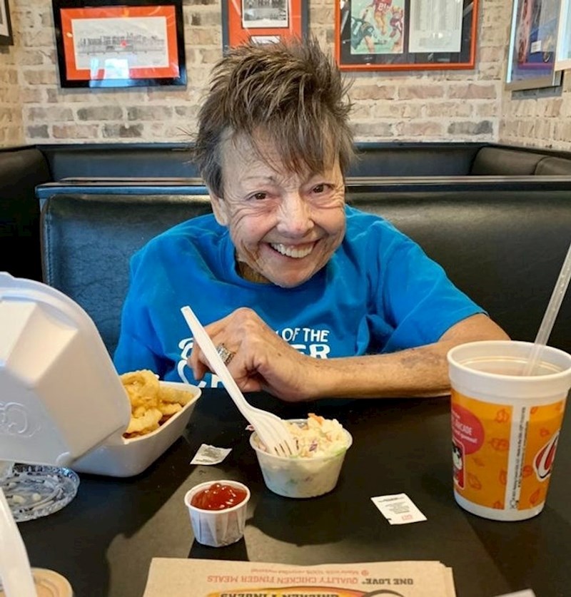 10. "Izveo sam baku na ručak. Inače živi u domu za starije i ne izlazi često. Vidi se kako je procvala od sreće!"