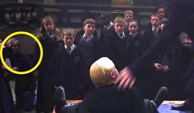 14. Možemo vidjeti snimatelja za vrijeme borbe Harryja i Malfoyja.