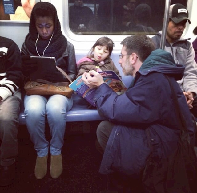 8. Tata čita priču svojoj kćerki tijekom vožnje u podzemnoj