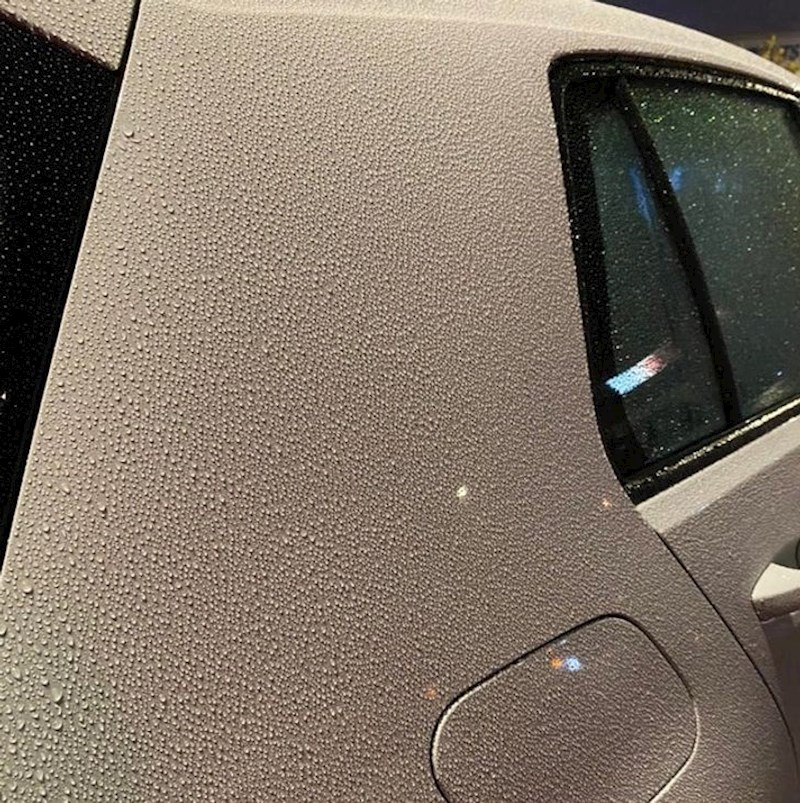 Kakav gušt je gledati ove sitne kapljice na autu.