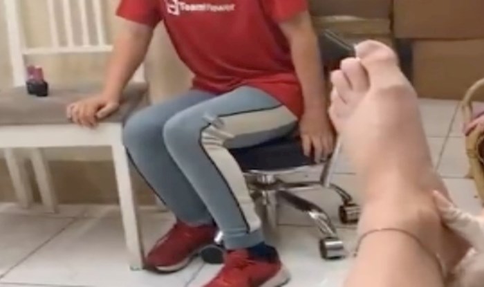 Mama je povela sina sa sobom na pedikuru, video je postao viralan zbog njegove urnebesne reakcije