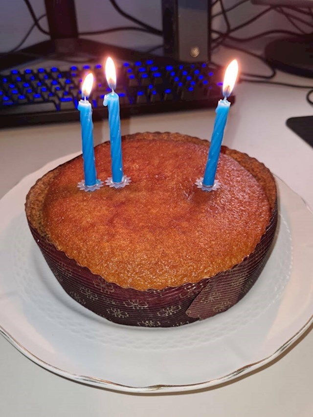 7. "Roditelji su me iznenadili s tortom za 21. rođendan."
