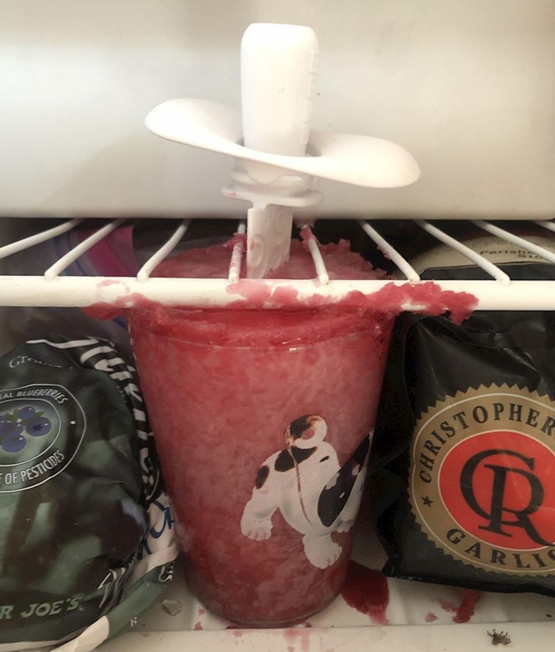 11. Klinac je odlučio sam sebi napraviti sladoled.