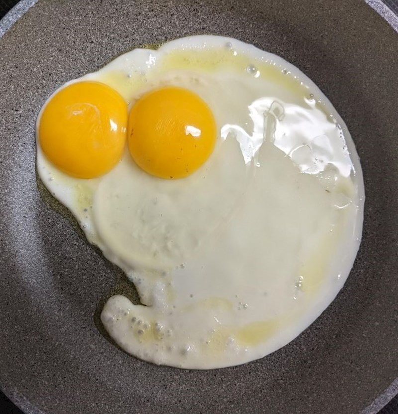 4. Jaja izgledaju kao iznenađeni čovječuljak