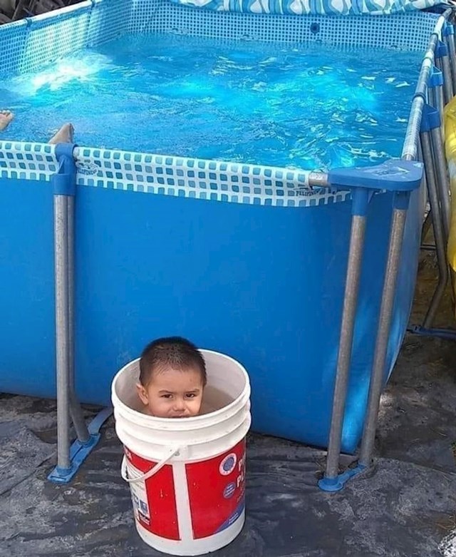 3. Roditelji su mu kupili skupi dječji bazen, ali njemu se i dalje više sviđa stara kanta