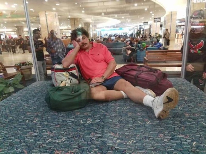 13. Ovo nije pravi putnik koji je zaspao u izlogu, već skulptura