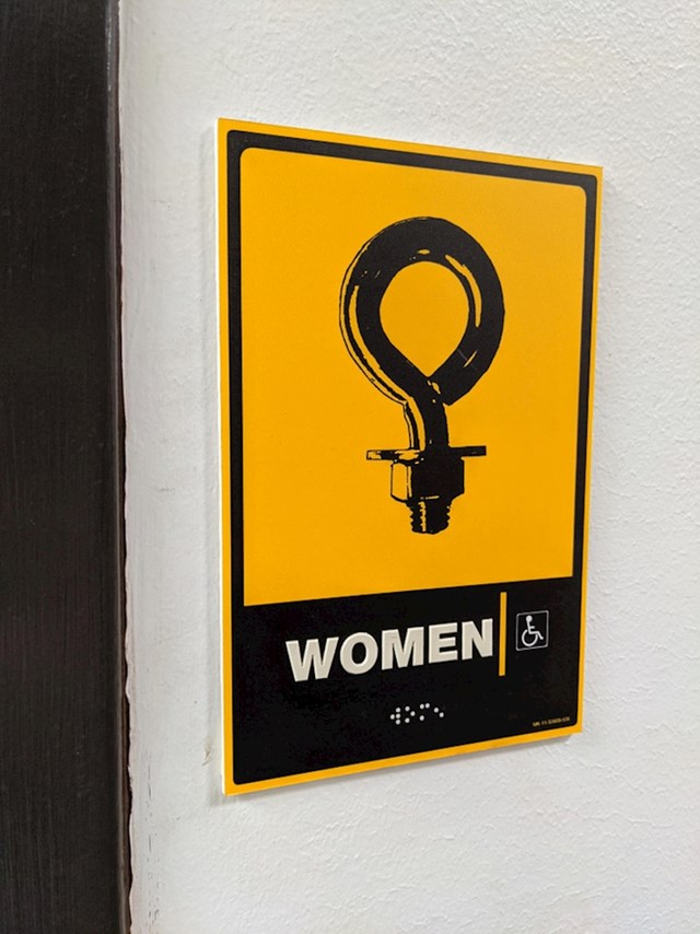 15. Ovaj znak za ženski wc u jednoj željezariji