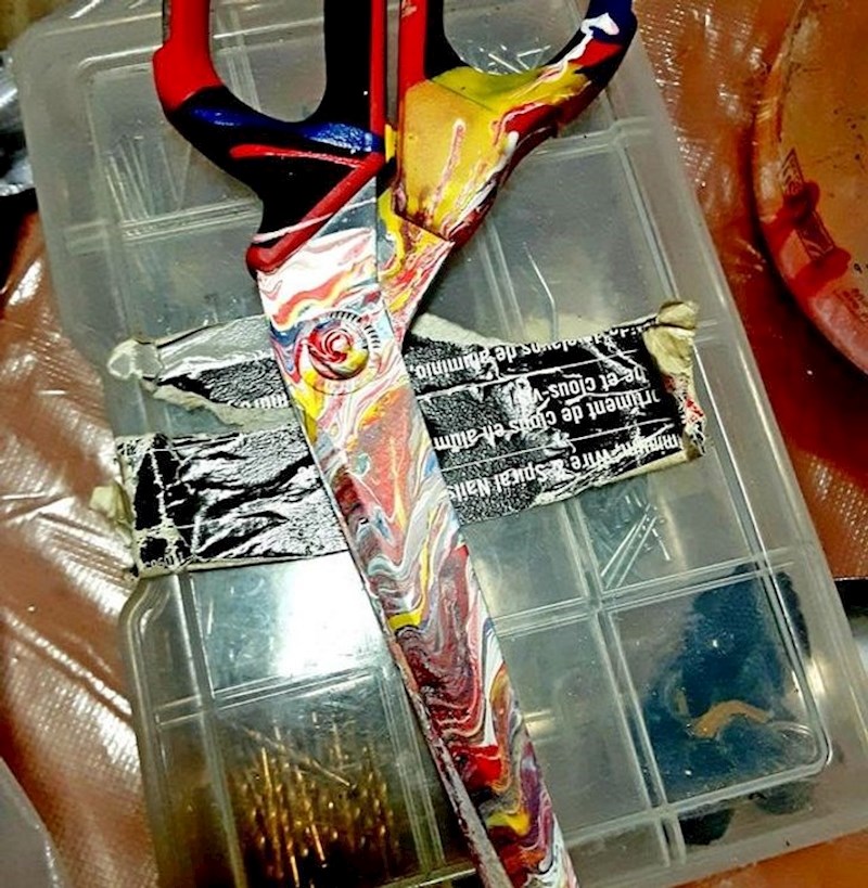 "Prolio sam boju po škarama. Nemam ih namjeru očistiti."