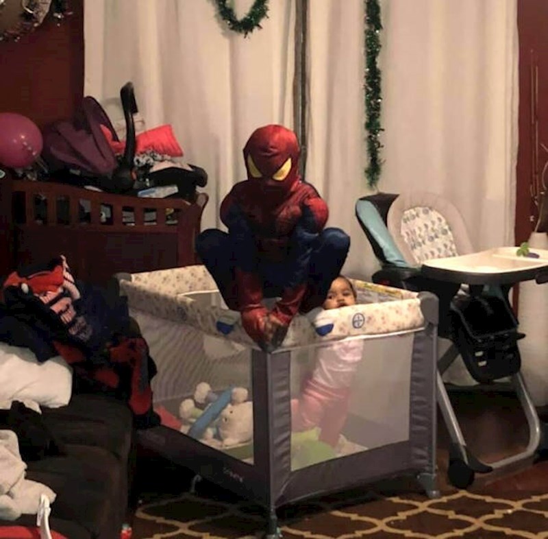 13. "Zamolila sam sina da pričuva sestricu dok kuham. U sigurnim je rukama."