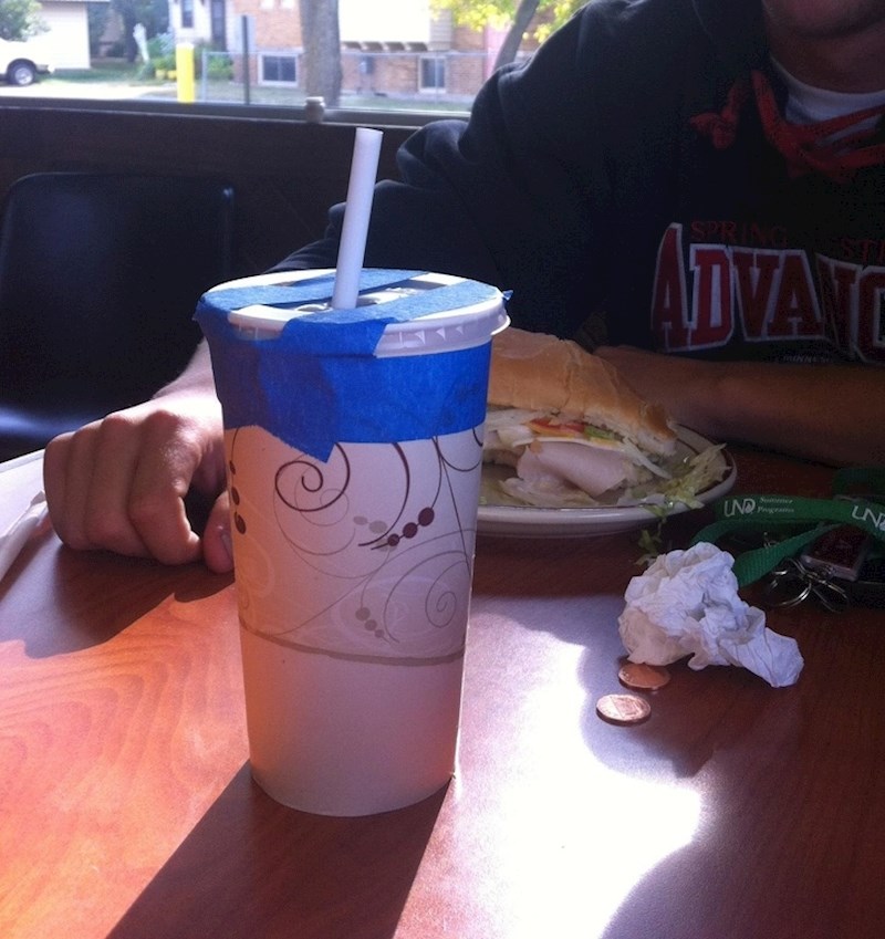 13. Nakon što mu se prolilo piće, konobarica je napravila posebnu zaštitu."