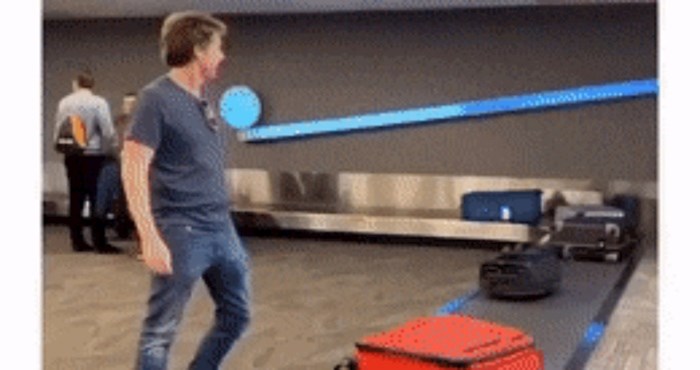 Tip je preuzeo kofer s pokretne trake na aerodromu, pa s njim napravio nešto što nitko nije očekivao