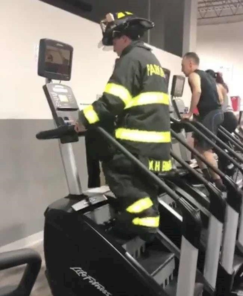 3. Ovaj vatrogasac koji je uspenjao 101. kat punom brzinom u čast poginulima u terorističkom napadu 9.11.