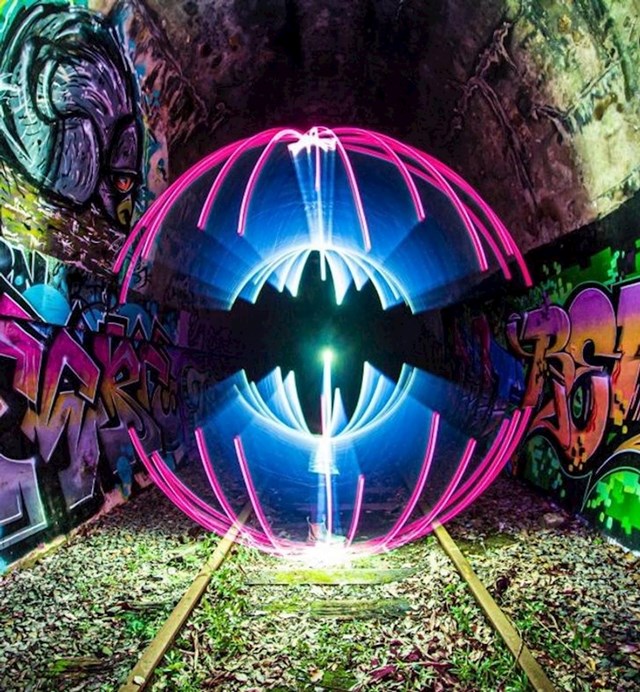 13. "Išao sam u tunel raditi svjetlosne slike i jedna je slučajno ispala kao Batmanov znak"