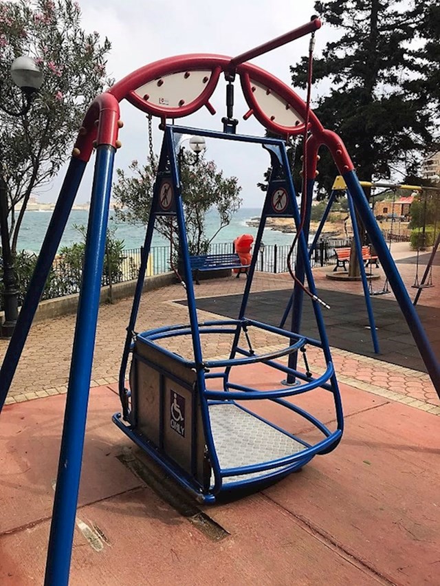 Ljuljačka za ljude u kolicima.