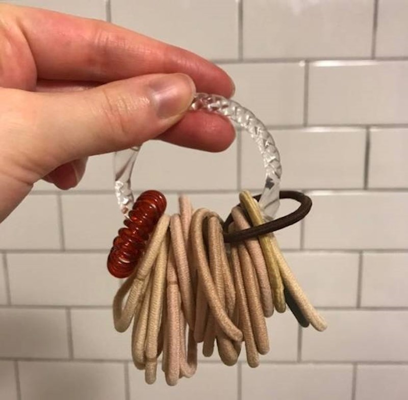 4. Evo rješenja za držanje gumica za kosu na okupu!