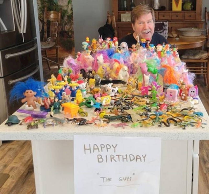 14. "Premda sam odrasla, moj tata svake godine izvadi moje igračke iz djetinjstva koje zajedničkim imenom zove - ekipa! I onda mi on i ekipa čestitaju rođendan!"😄